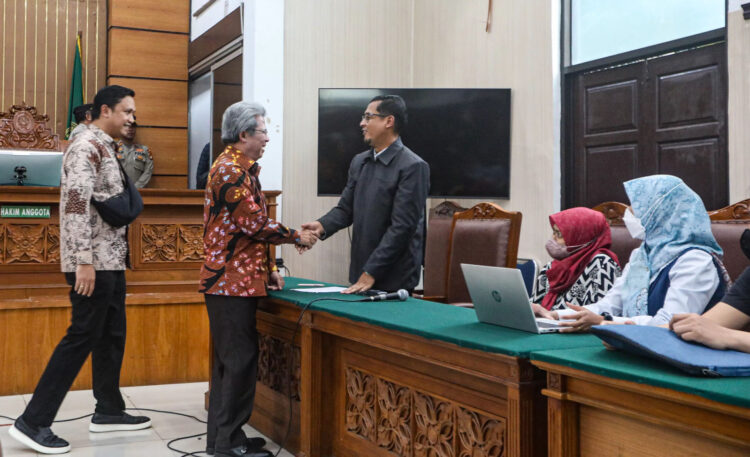 PRAPERADILAN— Kuasa hukum Sekjen PDI Perjuangan Hasto Kristiyanto, Maqdir Ismail, Todung Mulya Lubis dan Ronny Talapessy mengikuti sidang putusan praperadilan.