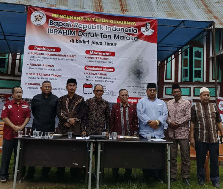 Haul ke-76 Ibrahim Datuk Tan Malaka, Ibratama Gelar Diskusi Publik di Rumah Gadang Tan Malaka 1 FOTO BERSAMA——Para pembicara pada peringatan Haul Ke-76 Ibrahim Datuk Tan Malaka di Rumah Gadang Pandam Gadang, Sulik foto bersama..
