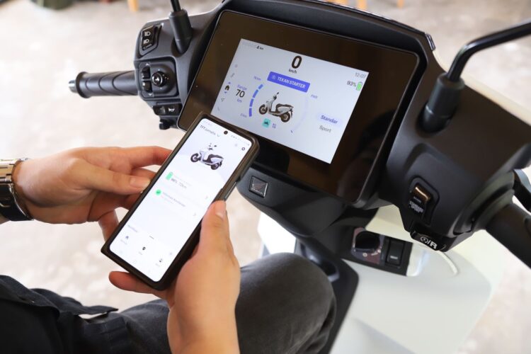 Fitur Canggih Honda CUV e:, Tetap Update dan Terkoneksi saat di Jalan dengan RoadSync Duo 1 AKTIFKAN FITUR-Pengendara mengaktifkan fitur unggulan RoadSync Duo pada Honda CUV e: sebelum memulai perjalanan.