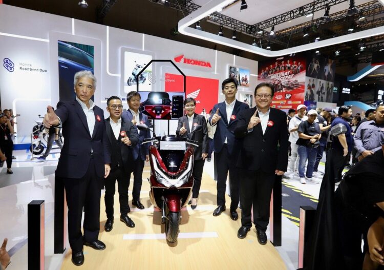 Kecanggihan Honda PCX 160 RoadSync dan Motor Listrik Futuristik di IIMS 2025 1 IIMS— Jajaran manajemen PT Astra Honda Motor berfoto pada gelaran Indonesia International Motor Show 2025 (13/02) di booth Honda yang berlokasi di Hall C3, JIEXPO Kemayoran, Jakarta.