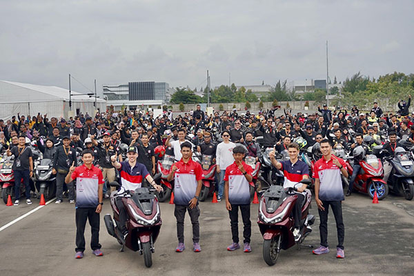 FOTO BERSAMA-Pebalap Honda Racing Team di MotoGP Joan Mir dan Luca Marini, didampingi pebalap Astra Honda Racing Team dan 500 bikers Honda PCX berfoto bersama di Astra Honda Safety Riding and Training Center Deltamas.