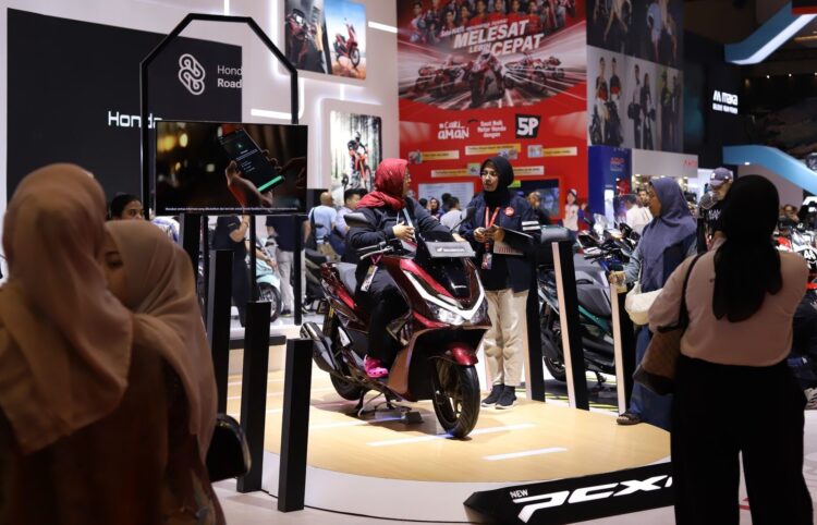 New Honda PCX160 Jadi Idola Konsumen IIMS 2025 1 ANTUSIAS-Pengunjung gelaran Indonesia International Motor Show (IIMS) 2025 antusias dengan New Honda PCX160.