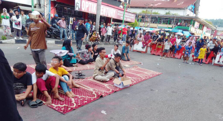 Tidak Mau Ditertibkan dan Direlokasi, PKL Blokade Jalan, Kawasan Permindo Lumpuh 1 AKSI PROTES TUTUP JALAN— Para pedagang kaki lima (PKL) Permindo melakukan aksi protes dengan menutup jalan di kawasan pedestrian tersebut, Sabtu (1/2) sore. Pedagang marah dan tidak mau direlokasi saat tim gabungan Satpol PP Kota Padang, Dinas Perhubungan, dan aparat kepolisian menertibkan lapak-lapak yang dianggap melanggar aturan.