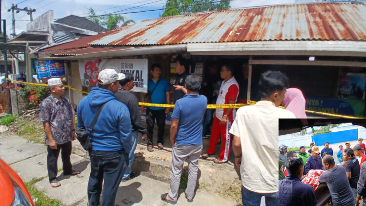 Sadis! Pemilik Warung Dianiaya Perampok hingga Koma, Korban Ditemukan Bersimbah Darah, Motor dan Barang Dagangan Raib 1 PERAMPOK— Warga bersama Polisi mengevakuasi korban Erman (73) yang mengalami luka parah akibat dianiaya perampok yang memasuki warungnya di Nagari Panampuang, Kecamatan Ampekangkek, Kabupaten Agam.