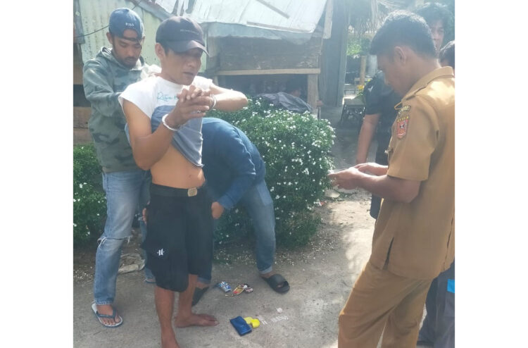 Tak Jera, Pria Residivis Ditangkap lagi Gegara Narkoba 1 PENGEDAR SABU—
Pelaku AM ditangkap jajaran Satresnarkoba Polres Agam dengan barang bukti
11 paket sabu.