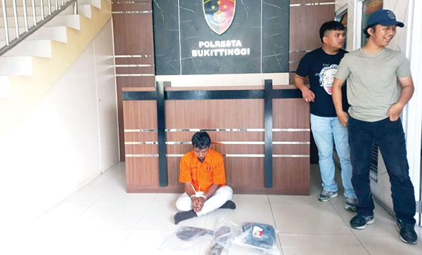 Perampok Sadis yang Lukai Lansia Ditangkap, Motifnya Sakit Hati dan Butuh Uang, Pelaku Sempat Ngopi di Warung Korban 1 PERAMPOK— Pelaku perampokan berinisial R (40) bersama barang bukti saat diamankan ke Mapolresta Bukittinggi usai ditangkap di Kampar, Provinsi Riau.