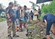 Hindari Korban Kecelakaan, Warga Santur Bergoro Perbaiki Jalan Berlubang