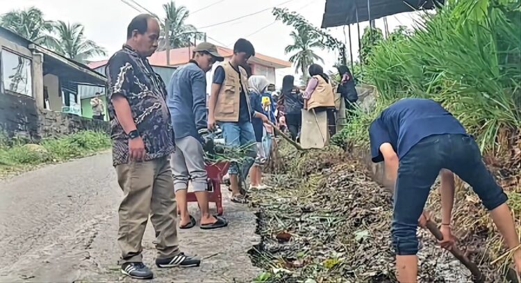Hindari Korban Kecelakaan, Warga Santur Bergoro Perbaiki Jalan Berlubang 1 GORO RIOL— Warga Santur melakukan goro membersihkan pinggiran jalan dan riol serta jalan yang berlubang.