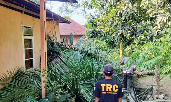 Tetap Waspada Cuaca Ekstrem, Pohon Tumbang Rusak Rumah Warga dan Pagar RS Aisyiyah 1 EVAKUASI POHON TUMBANG— Tim Reaksi Cepat Penanggulangan Bencana BPBD Kota Padang, melakukan evakuasi pohon tumbang di RT 02 RW 02, Kelurahan Gunuang Sarik, Kecamatan Kuranji dan di RS Aisyiyah Padang, Selasa (11/2).
