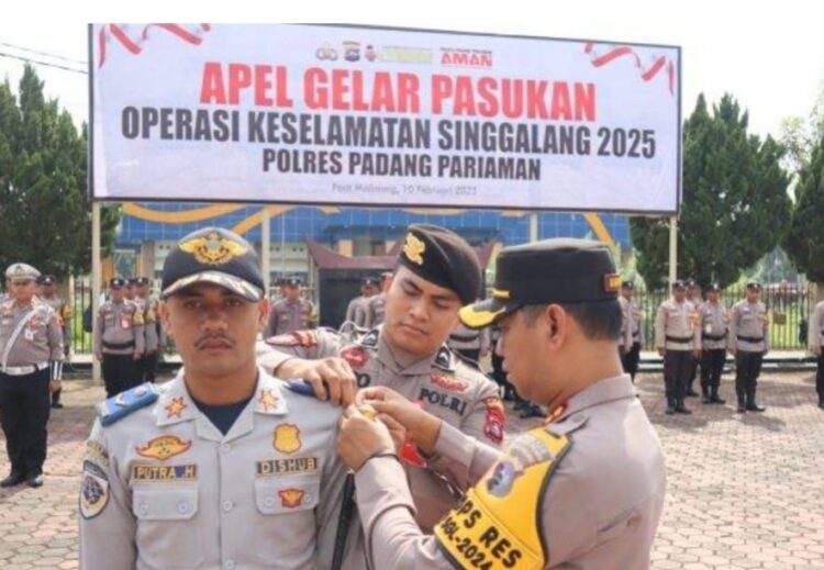 Operasi Keselamatan Singgalang 2025, Kapolres Kerahkan 175 Personel 1 OPERASI SINGGALANG— Kapolres Padangpariaman AKBP Ahmad Faisol Amir, pasangkan tanda peserta saat apel pasukan Operasi Keselamatan Singgalang 2025.