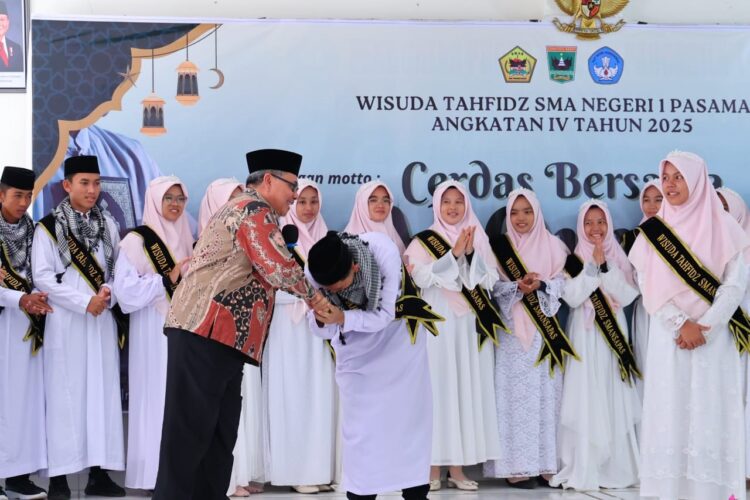Ketua DPRD Sumbar Tinjau Sarana Pendidikan di Pasaman, Dukung Pembangunan SDM Berkualitas 1 menyalami --Ketua DPRD Sumbar Muhidi sedang menyalami wisudawan/wati Tahfidz SMAN 1 Pasaman.