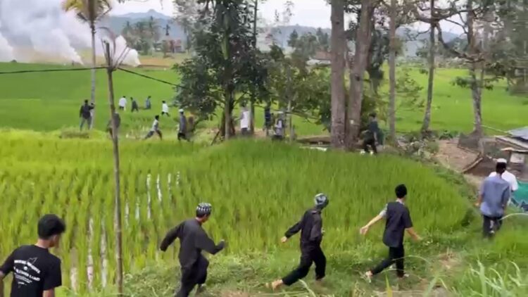 Jalan Menuju Ponpes di Sariak Laweh Ditutup Warga, Santri Terpaksa Lewat Pematang Sawah 1 LEWATI SAWAH—Akibat ditutupnya jalan menuju salah satu ponpes oleh warga, Jumat (14/2), sejumlah santri ponpes terpaksa melewati pematang sawah.