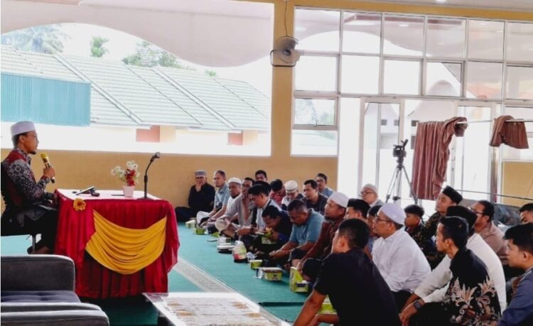 Warga Sampaikan Keluhan dalam Reses Irsyad Syafar 1 memberikan penjelasan--Anggota DPRD Provinsi Sumatera Barat, Irsyad Syafar, memberikan penjelasan kepada masyarakat terkiat reses yang sedang dilaksanakannya.