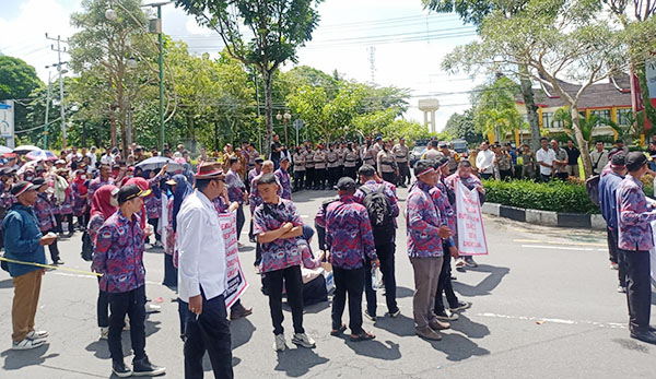 Gelar Aksi Damai di Kantor Bupati Agam, Tuntut Kenaikan Gaji hingga Kejelasan Status 1 AKSI DAMAI— Seribuan perangkat nagari di Kabupaten Agam menggelar aksi damai di Kantor
Bupati Agam.