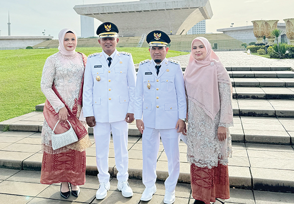 Jon Firman Pandu – Candra Bupati dan Wakil Bupati Solok Resmi Dilantik Presiden Prabowo, Langkah Baru Pembangunan Kabupaten Solok Dimulai 1 Bupati Solok Jon Firman Pandu bersama Wakil Bupati Solok Candra didampingi istri.
