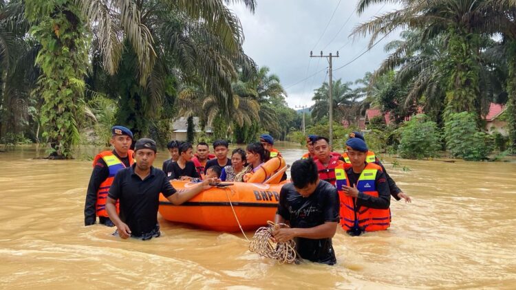 EVAKUASI— 
Tim gabungan yang terdiri dari BPBD, TNI, Polri serta masyarakat melakukan evakuasi korban yang terkena dampak banjir di Kabupaten Dharmasraya, 
Jumat (21/2).