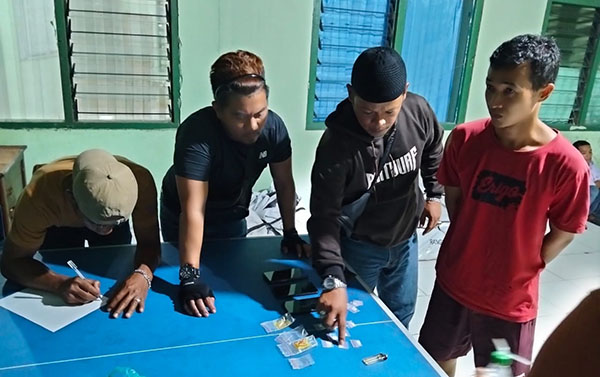 Aparat Gabungan TNI dan Polri Ciduk Bandar Sabu, Sita 15 Paket Siap Jual 1 BANDAR SABU— Pelaku IK (31) yang diduga sebagai bandar narkoba diamankan Tim Intel Kodim 0304/Agam bersama jajaran Satresnarkoba Polres Agam.