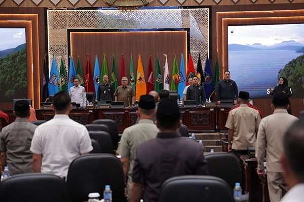 rapat paripurna --DPRD Provinsi Sumatera Barat menggelar rapat paripurna mendengarkan jawaban gubernur atas pandangan umum Fraksi Fraksi tentang Ranperda SPBE.
