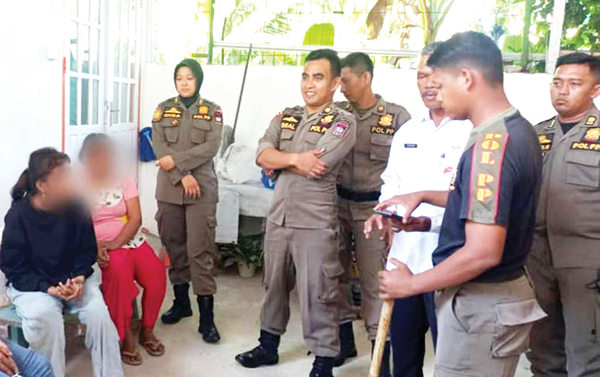 Basecamp di Kolong Jembatan, 3 Remaja Putri Diamankan, Belasan Anjal, Pak Ogah, Gepeng dan Badut Ditertibkan 1 TIDUR DI KOLONG JEMBATAN— Petugas Satpol PP mengamankan tiga remaja putri yang tidur di kolong jembatan Muaro Panjalinan, Kecamatan Kototangah, Rabu (26/2) pagi. Mereka menjadikan kolong jembatan sebagai basecamp sehari-hari.