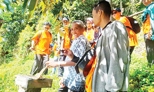 Bimtek Branding Pariwisata di Lubuk Mandeh Rubiah, Peserta Disuguhi Keindahan Alam Batu Busuk dan Madu Lebah Galo-Galo 1 BRANDING PARIWISATA— Peserta bimtek pelatihan Branding Digitalisasi Produk Pariwisata Kota Padang melakukan studi tiru di objek wisata alam Lubuk Mande Rubiah, Kelurahan Batu Busuk, Kecamatan Pauh.