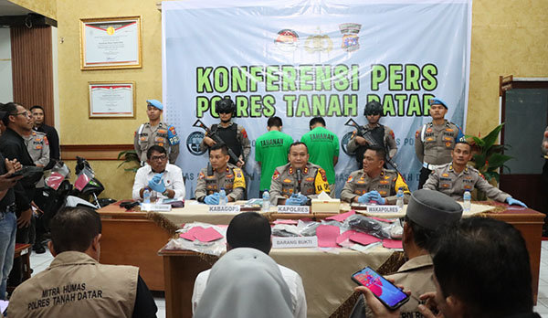 Kasus Mayat Cinta dalam Karung, Pelaku Noval Terancam Hukuman Seumur Hidup, Dijerat Pasal Berlapis, Pembunuhan dan Perkosaan 1 KONFRENSI PERS— Kapolres Tanahdatar AKBP Simon Yana Putra saat memaparkan pengungkapan kasus pembunuhan siswi
MTsN 2 Sumanik,
Cinta Novita Sari Mista (15).