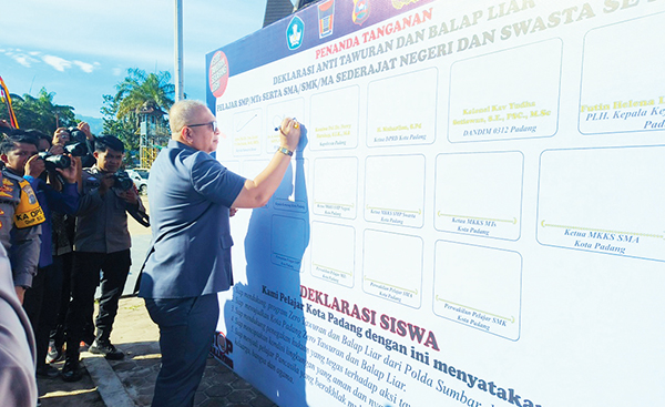 Pemko dan Polda Sumbar Deklarasi Remaja Anti Tawuran dan Balap Liar 1 TANDA TANGAN DEKLARASI— Pj Wali Kota Padang Andree Algamar, menandatangani deklarasi anti tawuran dan balap liar pelajar SMP dan SMA sederajat, Kamis (6/2) di RTH Imam Bonjol, Padang.