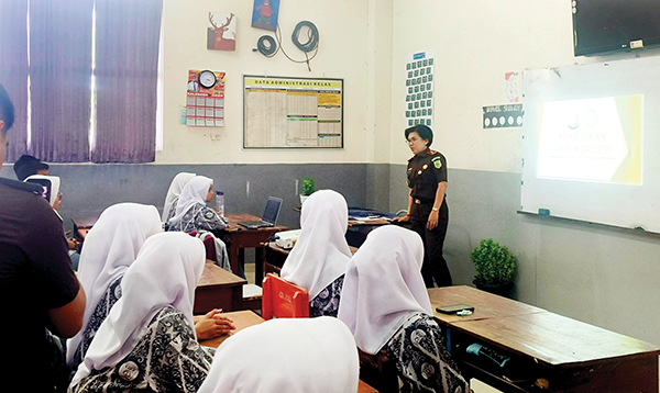 Kajati Sumbar Komandoi ‘Jaksa Mengajar’ di SMAN 1 Padang 1 JAKSA MENGAJAR— Kajati Sumbar Yuni Daru Winarsih memberikan materi Pendidikan Anti Korupsi (PAK) saat kegiatan ‘Jaksa Mengajar’ di SMAN 1 Padang, Rabu (12/2).