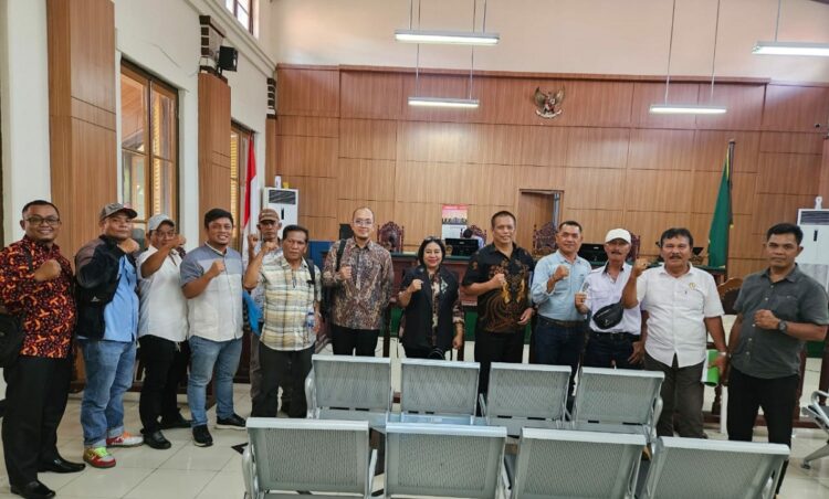 Koperbam Datangkan Saksi Ahli dari Kemenkop RI dan Inkop, SKB 2 Dirjen, 1 Deputi dan Permenkop No. 6 Masih Berlaku 1 FOTO BERSAMA— Sekretaris Koperbam Nursal Uce M, bersama dua saksi ahli dan pengurus foto bersama usai sidang di PTUN Padang, Kamis (13/2).