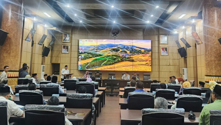 Hari Perdana Wawako Masuk Kantor, Kesehatan, Pendidikan Gratis Jadi Prioritas 100 Hari Kerja 1 PIMPIN RAPAT PERDANA— Wakil Wali Kota Padang Buya Maigus Nasir, mengadakan pertemuan perdana bersama seluruh kepala Organisasi Pemerintah Daerah (OPD) dan Camat se-Kota Padang, di ruang rapat utama Balaikota Padang, Jumat (21/2) pagi.