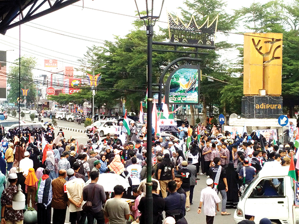 Semangat Peduli Palestina Membara di Tugu Adipura Payakumbuh 1 AKSI PEDULI GAZA— Antusias masyarakat Luak Limo Puluah, saat mengikuti aksi peduli Gaza, di bundaran tugu Adipura, Payakumbuh, Jumat (21/2).