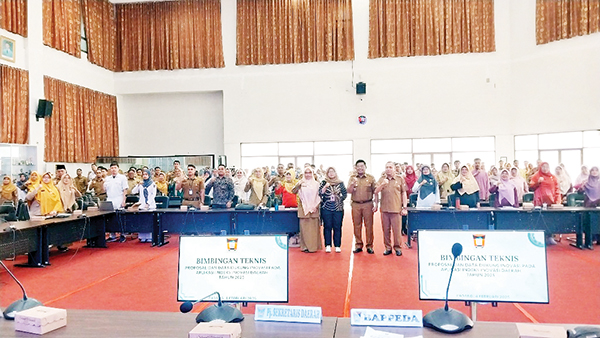 BIMBINGAN TEKNIS— Bimbingan teknis (Bimtek) penginputan proposal dan data dukung pada aplikasi indeks inovasi daerah di ruang Bagindo Aziz Chan, Balai Kota Aia Pacah, pada Selasa (4/2).