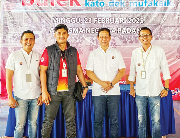 PIMPIN IKABISMA— Ketum IKABISMA Indra Datuk Rajo Lelo 2025-2029, bersama Ketua Angkatan 00 Defri Mulyadi dan pengurus, usai kegiatab Mubes ke-5 IKABISMA, Minggu (23/2).