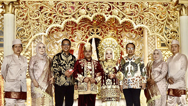 RESEPSI PERNIKAHAN— Indra Kasman dan istri berfoto bersama pasangan pengantin Shania & Yogi serta tamu undangan, saat resepsi pernikahan di gedung H. Kaharuddin DT. Rangkayo Basa, Minggu (16/2).