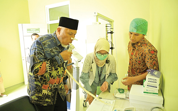 Jelang Pelantikan Gubernur Terpilih Mahyeldi Jalani MCU, Kesehatan Oke, Mahyeldi Siap Ikuti Retret di Magelang 1 MEDICAL.CHECK UP— Jelang pelantikan sebagai gubernur Sumbar, Mahyeldi melakukan Medical Check Up di Rumah Sakit Unand. Rencananya, Mahyeldi akan dilantik pada 20 Februari mendatang di Jakarta.