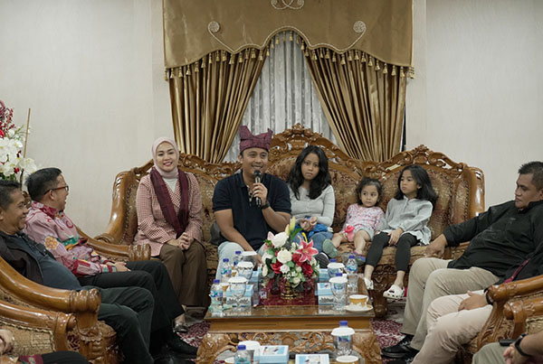 Tiba di Padang, Wagub Vasko: Jangan Segan Kritik Saya untuk Sumbar Lebih Baik 1 TIBA—Wakil Gubernur Sumatera Barat (Sumbar) periode 2025-2030 Vasko Ruseimy bersama keluarganya tiba di Padang, Jumat (21/2) malam.