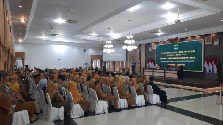 Jelang Pelantikan Gubernur dan Wagub Sumbar, Mahyeldi Geser 6 Pejabat Eselon II Pemprov 1 pelantikan— Suasana pelantikan 6 Pejabat Eselon II Pemprov Sumbar di Auditorium Gubernuran, Senin (10/2).