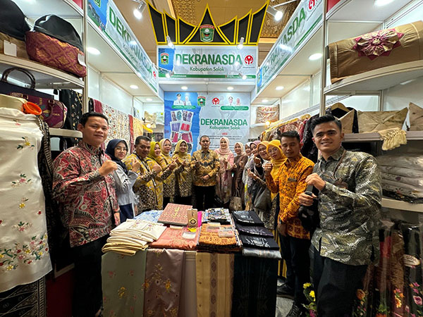 Wabup Jon Firman Pandu Bertekad, Produk UMKM Kabupaten Solok harus Maju 1 BERSAMA—Jon Firman Pandu bersama Wakil Ketua Dekranasda Kabupaten Solok Ny. Nia Jon Firman Pandu menghadiri Pembukaan International Handicraft Trade Fair (Inacraft) 2025 yang diselenggarakan di Jakarta Convention Center.