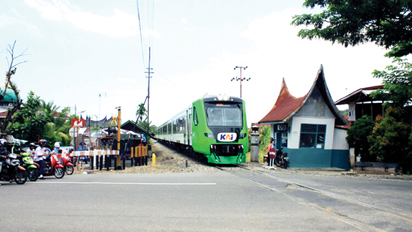 KA Minangkabau Ekspres, Langkah Strategis KAI Sumbar Menuju Konektivitas Nasional 1 LAYANAN TRANSPORTASI EFISIEN— KA Minangkabau Ekspres menghubungkan moda transportasi udara dengan kereta api secara efisien, tepat waktu, dan ramah lingkungan. Kehadirannya juga berkontribusi dalam mengurangi kemacetan di jalan raya.