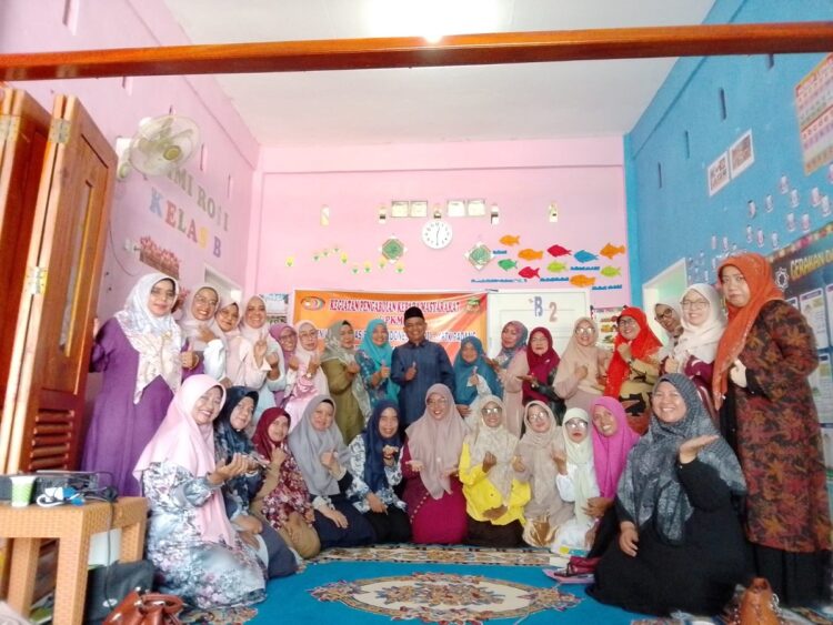 FOTO BERSAMA— Dosen Universitas Putera Indonesia (UPI) YPTK Padang Muhammad Mahzum, S.Kom, MM selaku Ketua Tim saat berfoto bersama dalam kegiatan PKM, di RA Islam Bakti 99 Nairatul Jannah, Jalan SMAN 8, Kelurahan Lubuk Buaya, Kecamatan Kototangah.