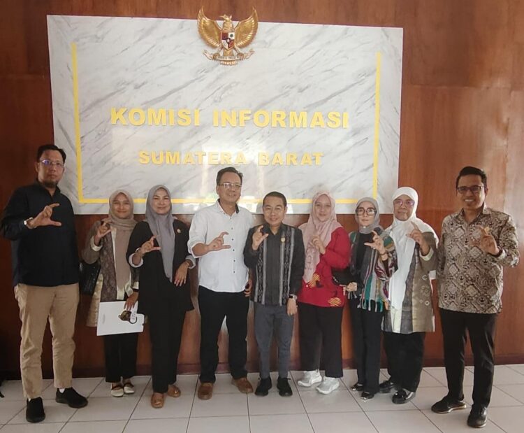 Sharing Soal Monev, KI Sumsel Kunjungi KI Sumbar 1 STUDI TIRU—Komisi Informasi (KI) Sumatera Selatan (Sumsel) melakukan studi tiru ke KI Provinsi Sumatera Barat, Jumat (21/2) di Kantor Komisi Informasi Sumatera Bara