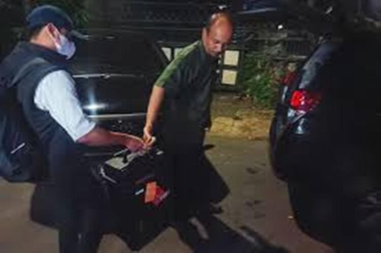 Terkait Korupsi Dana CSR Bank Indonesia, KPK Geledah Rumah Anggota DPR Heri Gunawan 1 PENGGELEDAHAN— KPK menggeledah rumah anggota DPR, Heri Gunawan terkait penyidikan kasus korupsi dana CSR Bank Indonesia.