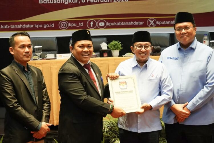 Gelar Rapat Pleno Terbuka, KPU Tetapkan Bupati dan Wakil Bupati Tanah Datar Terpilih 1 SERAHKAN SK— Ketua KPU Kabupaten Tanah Datar Dicky Andrika serahkan salinan SK kepada Bupati Tanahdatar terpilih Eka Putra.