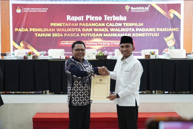 KPU Tetapkan Hendri Arnis-Allex Saputra sebagai Wako-Wawako Terpilih 1 SERAHKAN SK PENETAPAN— Ketua KPU Kota Padang Panjang, Puliandri serahkan surat penetapan Wako dan wawako terplih Kota Padang Panjang kepada Wawako Allex Saputra.