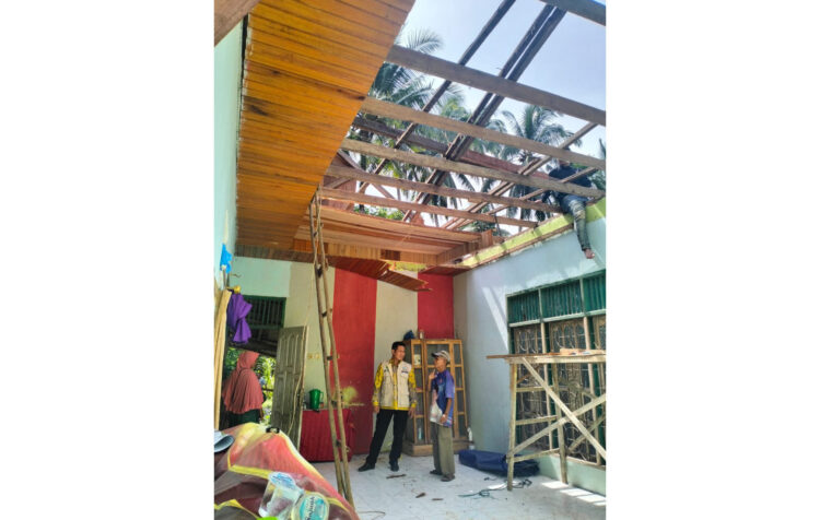 Rumah Tertimpa Pohon, Dinsos Padangpariaman Berikan Bantuan 1 ALAMI KERUSAKAN— Kabid Dinas Sosial Rio Alfian bersama korban saat meninjau kondisi rumah korban yang lagi diperbaiki usai ditimpa pohon tumbang