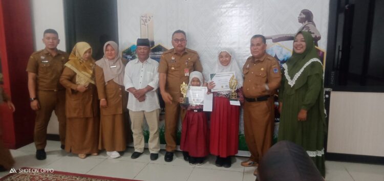 DIUNDANG—Kakak Adik finalis olimpiade tingkat nasional diundang Pj.Wali Kota Payakumbuh Suprayitno ke ruang kerjanya.