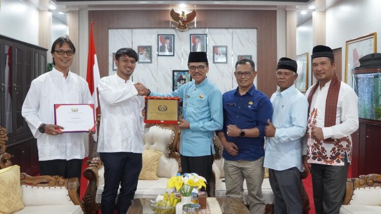 KUNJUNGAN DELEGASI POKDARWIS— Bupati Limapuluh Kota menerima delegasi Pokdarwis dan pembina Kampung Sarugo di kantor Bupati Limapuluh Kota.