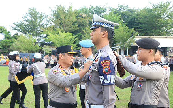 Berlangsung Selama 14 Hari, Polda Sumbar Gelar Operasi Keselamatan Singgalang 2025 1 APEL— Kapolda Sumbar Irjen Pol Gatot Suryanta saat memimpin gelar apel pasukan
Operasi Keselamatan Singgalang 2025.