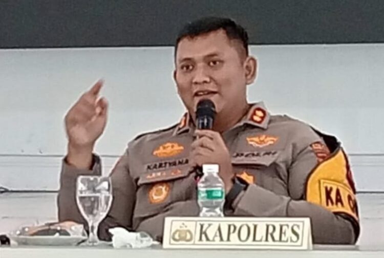 Dukung Balap Motor, Kapolres Padang Panjang Terima Penghargaan dari IMI Sumbar 1 AKBP Kartyana Widyarso
(Kapolres Padang Panjang)