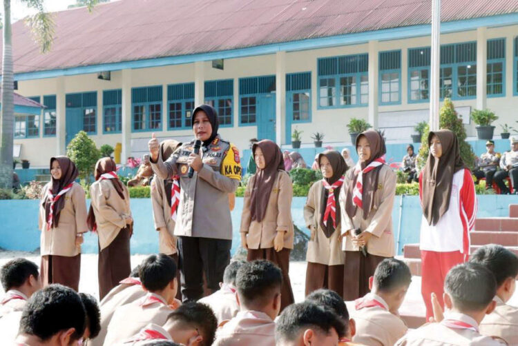 Kapolresta Bukittinggi Berikan Wawasan di SMA 1 Banuhampu, Sosialisasikan Kenakalan Remaja dan Tertib Berlalu Lintas 1 SOSIALISASI— Kapolresta Bukittinggi, Kombes Pol Yessi Kurniati, memberikan sosialisasi tentang kenakalan remaja dan tertib berlalu lintas di SMA 1 Banuhampu, Kamis (13/2).