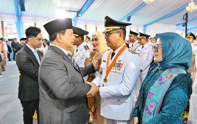 Usai Dilantik Presiden Prabowo, Bupati-Wabup Solsel Kebut Tiga Hal Sebelum Pertengahan Tahun 1 SELAMAT DARI PRESIDEN— Presiden Prabowo Subianto memberikan ucapan selamat kepada Bupati dan Wakil Bupati Solok Selatan, H. Khairunas dan H Yulian Efi usai dilantik, di halaman Istana Kepresidenan.